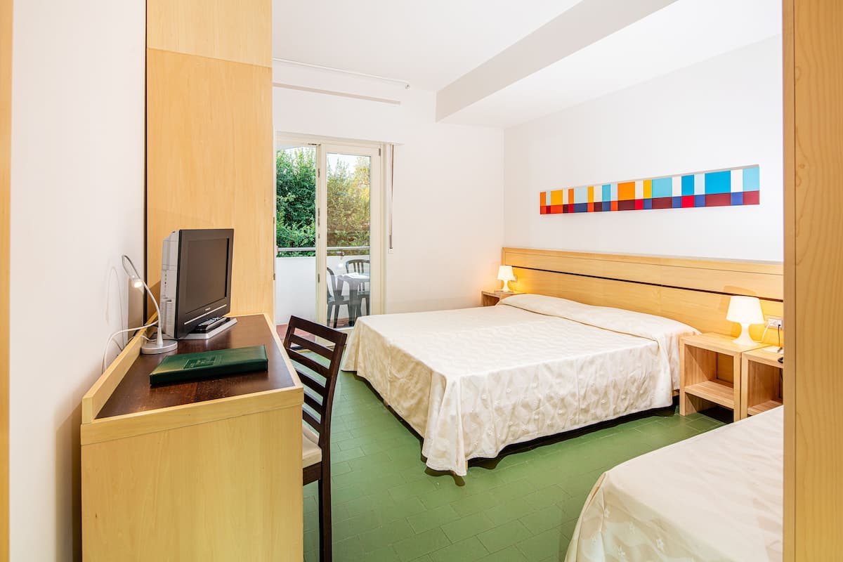 Standaard driepersoonskamer | Een kluis op de kamer, een bureau, gratis wifi, beddengoed