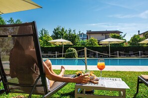 季节性开放的室外游泳池，09:00 至 19:30 开放，池畔遮阳伞，日光浴躺椅
