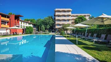 Außenpool (je nach Saison geöffnet), Sonnenschirme, Liegestühle