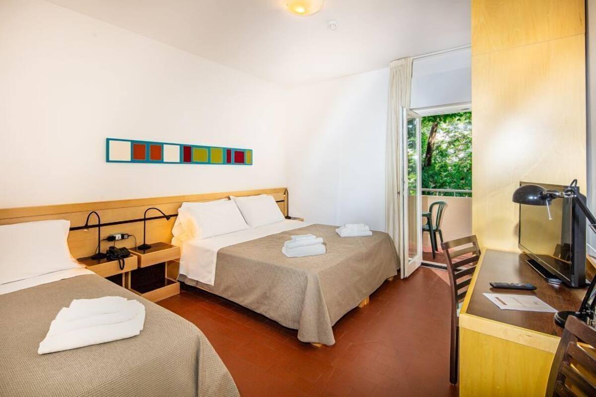 Standaard driepersoonskamer | Een kluis op de kamer, een bureau, gratis wifi, beddengoed