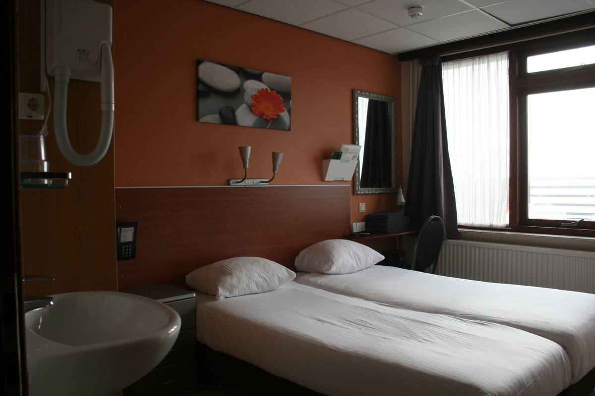 Economy Twin Room | In-room safe, blackout drapes, WiFi (free), bed sheets
