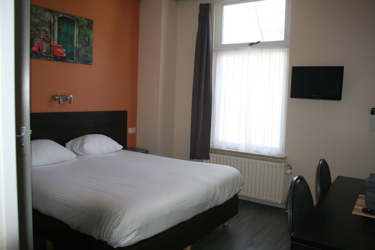 Comfort Double or Twin Room | In-room safe, blackout drapes, WiFi (free), bed sheets