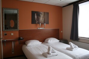 Standaard kamer, 1 twee- of 2 eenpersoonsbedden | Een kluis op de kamer, verduisterende gordijnen, gratis wifi, beddengoed