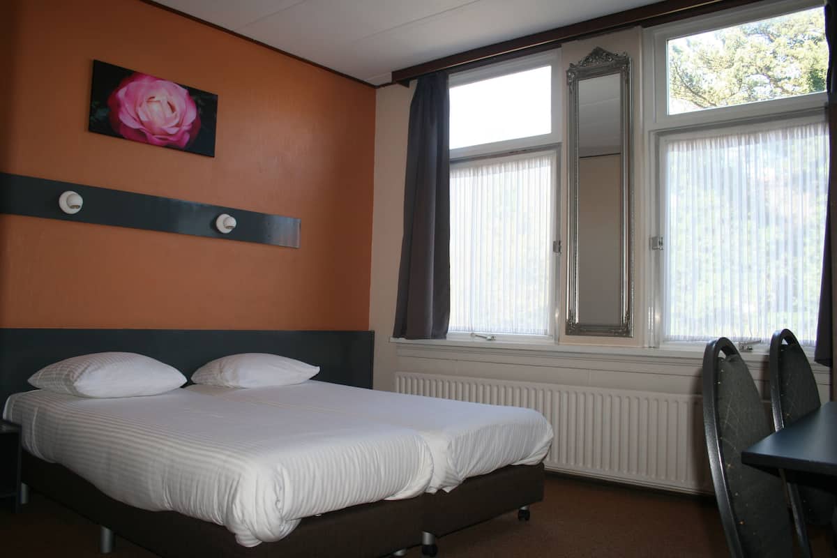 Camera Standard con letto matrimoniale o 2 letti singoli | Una cassaforte in camera, tende oscuranti, Wi-Fi gratuito, lenzuola