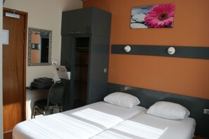 Economy-Zweibettzimmer | Zimmersafe, Verdunkelungsvorhänge, kostenloses WLAN, Bettwäsche