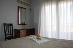 In-room safe, desk, rollaway beds, free WiFi - Hotel Trabuco (San Javier)