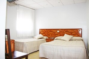 Phòng đôi hoặc 2 giường đơn | Két bảo mật tại phòng, bàn, giường gấp/giường phụ (phụ phí) 