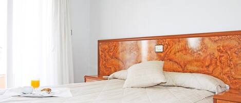 Cofres nos quartos, escrivaninha, camas extras/dobráveis (sobretaxa)