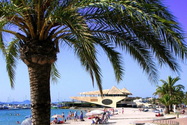 Beach nearby, sun loungers
