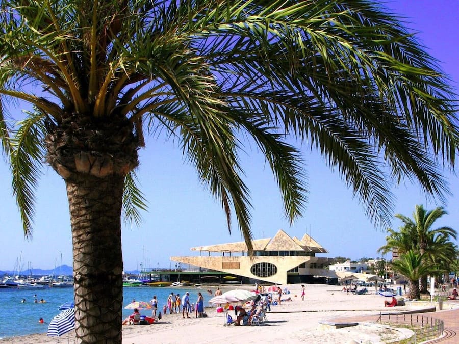 Ubicación cercana a la playa y tumbonas