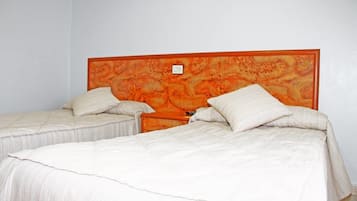 Habitación con 1 cama doble o 2 individuales | Caja fuerte, escritorio, camas supletorias y wifi gratis