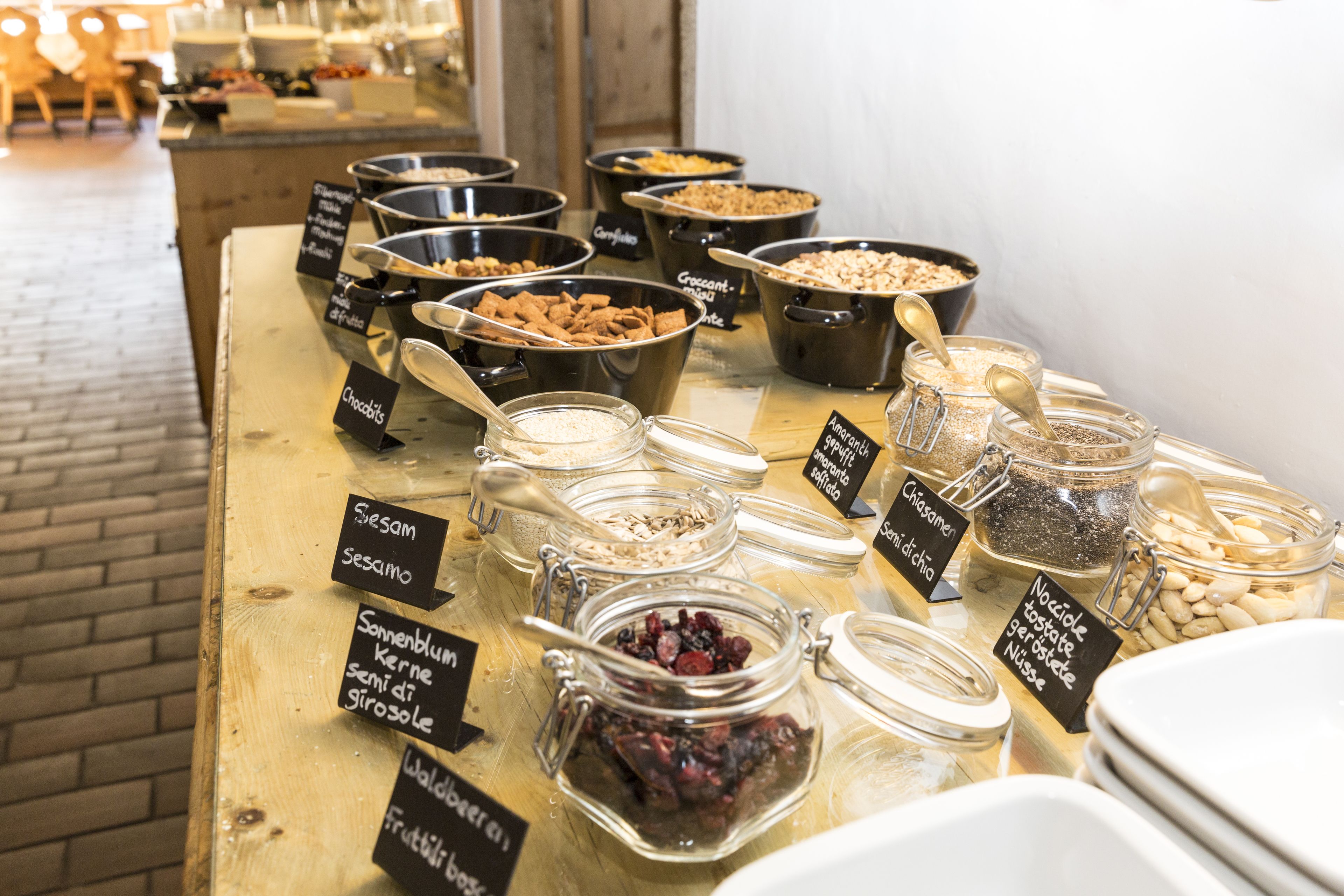 A buffet with various food items labeled in multiple languages.