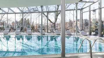 Innenpool, Außenpool (je nach Saison geöffnet), Sonnenschirme