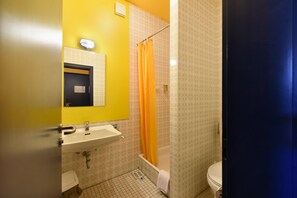 Dreibettzimmer, eigenes Bad | Badezimmer | Handtücher