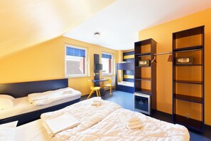Room, Shared Bathroom (for 5 people) | Hypo-allergenic bedding, in-room safe, desk, soundproofing - Bed'nBudget City - Hostel (Hannover)