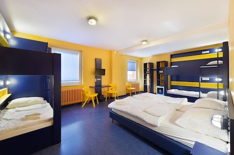 Ropa de cama hipoalergénica y caja de seguridad en la habitación