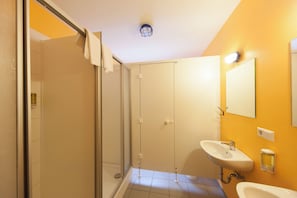 Chambre, salle de bains commune (for 6 people) | Salle de bain commune