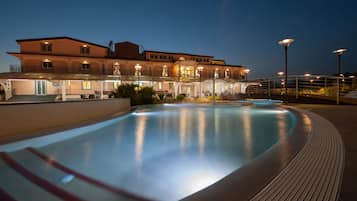 Una piscina al aire libre de temporada, una piscina en la azotea