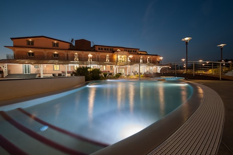 Una piscina al aire libre de temporada, una piscina en la azotea