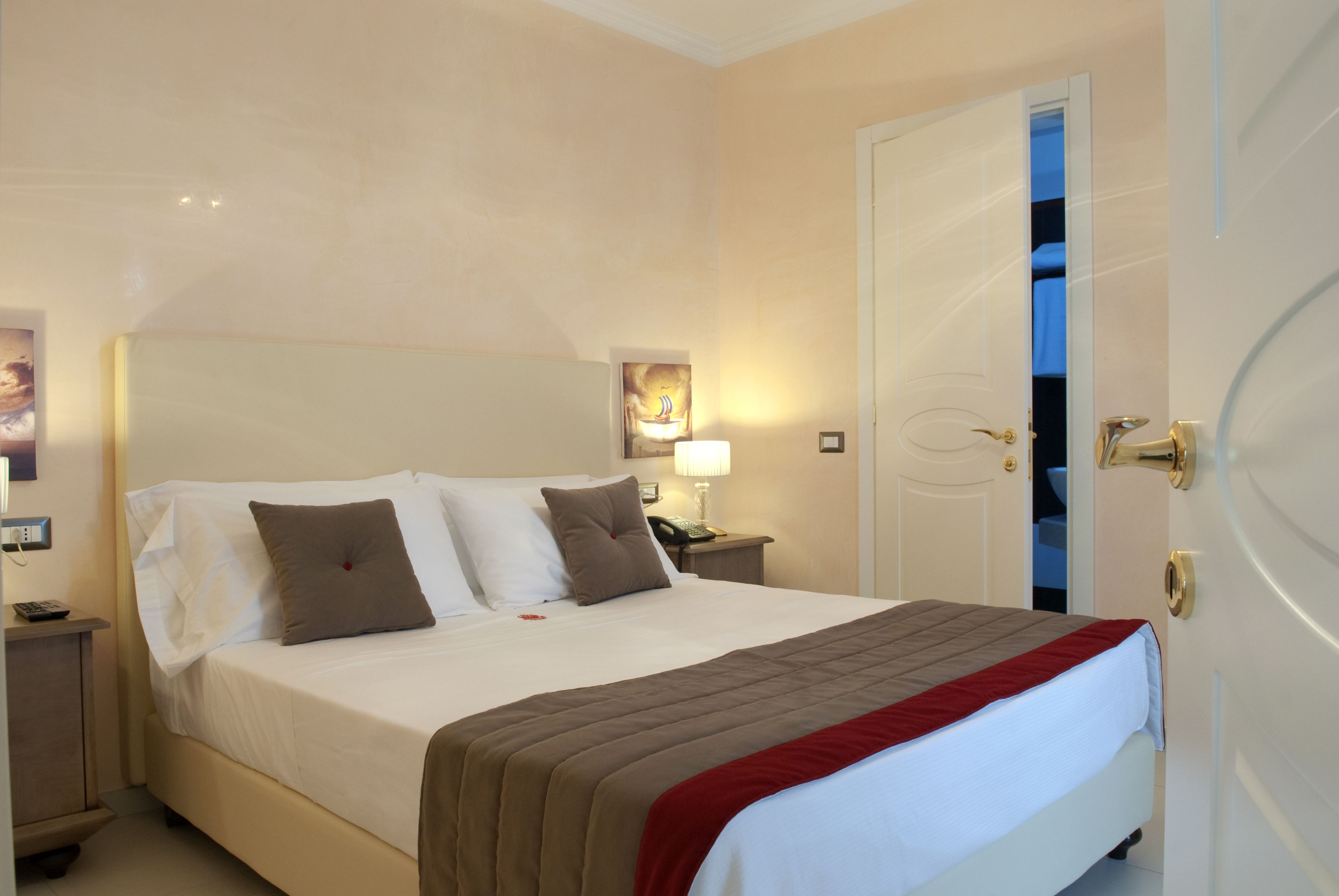 Doppia Comfort | Minibar, una cassaforte in camera, una scrivania, tende oscuranti