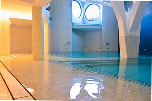Salas de tratamiento para parejas, un sauna, una bañera de hidromasaje