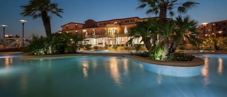 Sesongbasert utendørsbasseng og et basseng på takterrassen