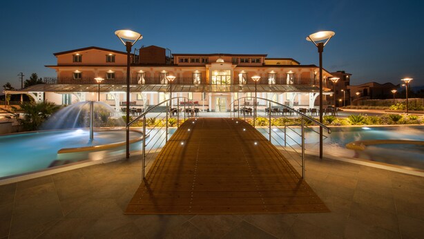 A hotel with a swimming pool, outdoor seating, and a covered walkway. - L'Araba Fenice (Altavilla Silentina)
