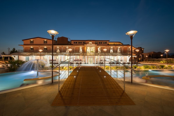 季节性开放的室外游泳池，屋顶泳池