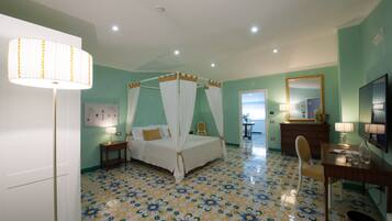 Minibar, caja de seguridad en la habitación y escritorio