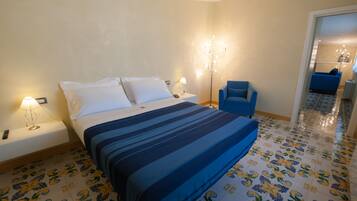 Superior Suite | Minibar, in-room safe, desk, blackout drapes