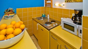 Superior Studio Suite, Terrace, Sea View (Mediterranean Moments) | Privat køkken | Køleskab, espressomaskine, kaffe-/temaskine, elkedel