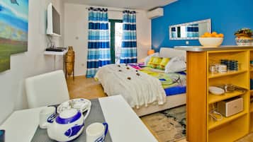 Superior Studio Suite, Terrace, Sea View (Mediterranean Moments) | 1 soveværelse, premium-sengetøj, dundyner