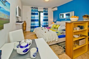 1 bedroom, Egyptian cotton sheets, premium bedding, down comforters