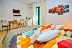 1 bedroom, Egyptian cotton sheets, premium bedding, down comforters