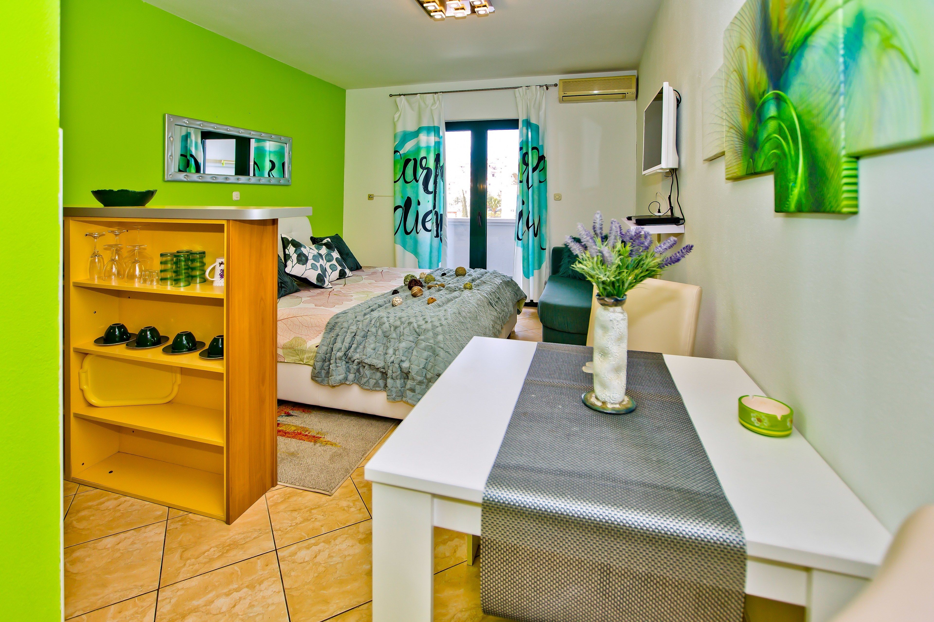 Quarto com cama, escrivaninha, cadeira, prateleira com sapatos e janela com cortinas.