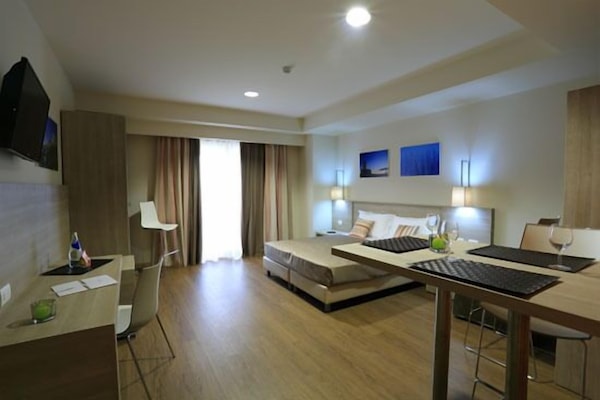 2 slaapkamers, luxe beddengoed, donzen dekbedden, een minibar