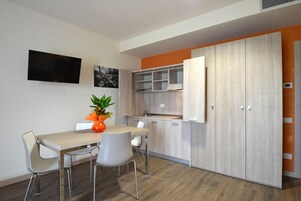 舒适双人房或双床房 | 私人厨房 | 冰箱、茶具/咖啡用具、冰柜、纸巾