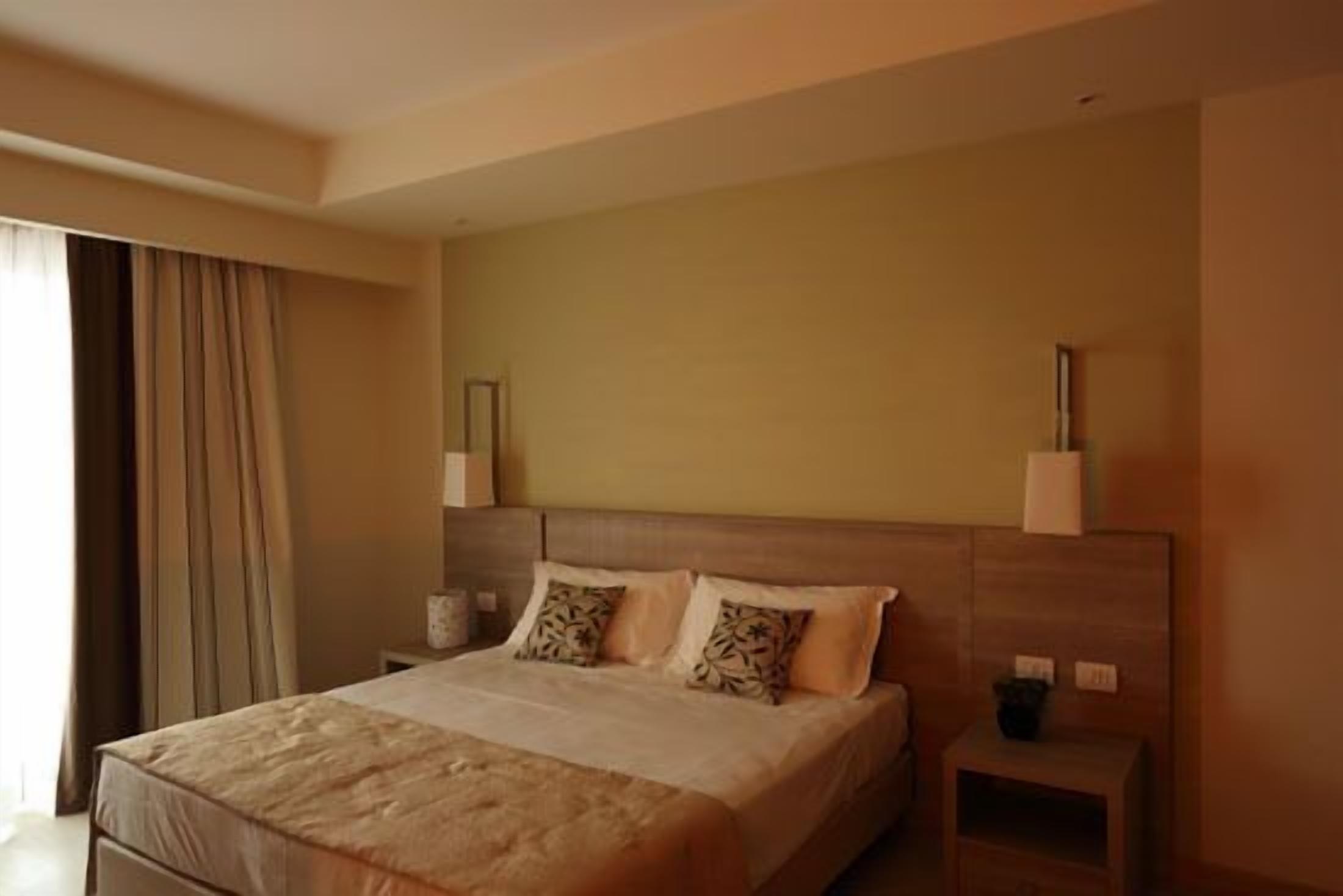 1 bedroom, premium bedding, down duvets, minibar