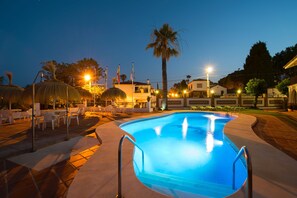 Piscina a l'aire lliure, para-sols i gandules 