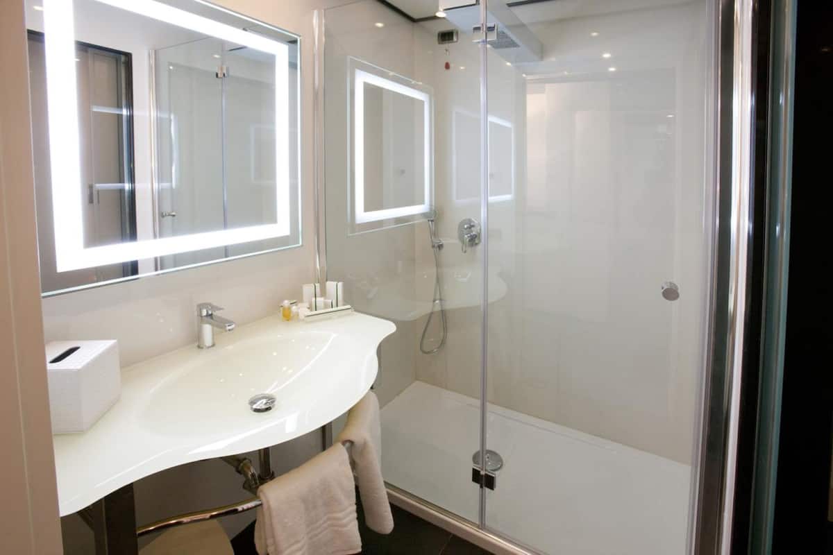 classic double room | bathroom | free toiletries, hair dryer, slippers, bidet