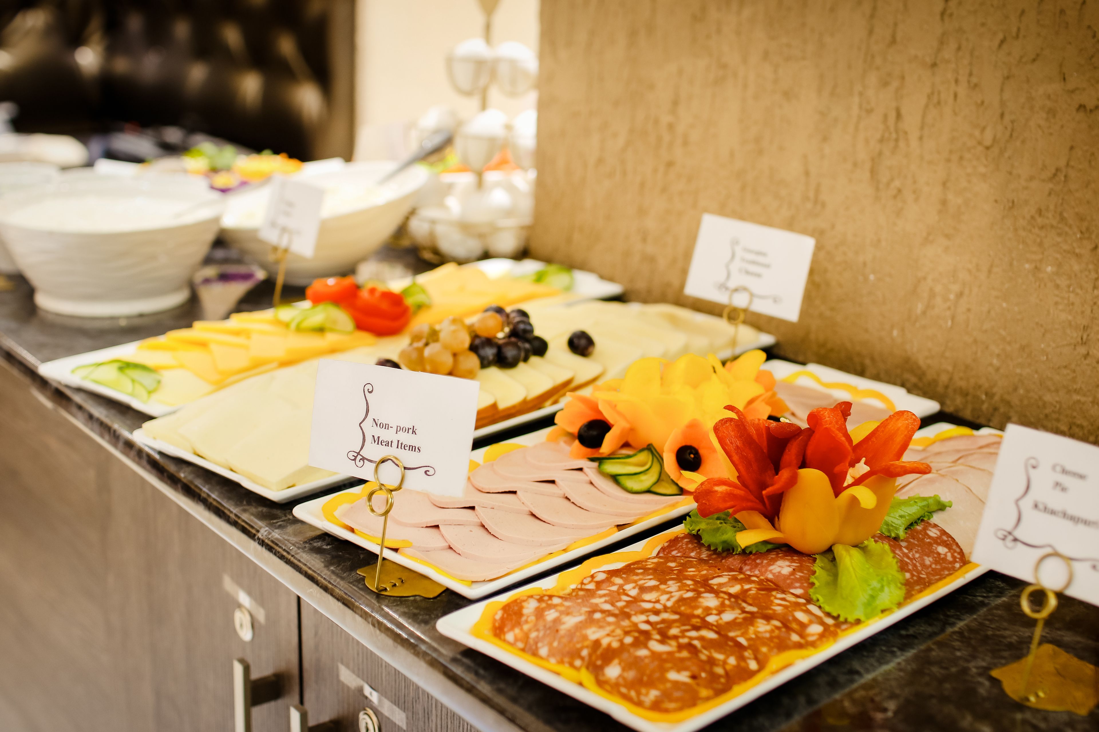 Buffet com diversas opções de carne (exceto suína), incluindo fatiados e legumes.