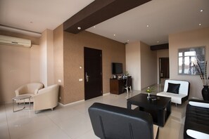 Apartamento, vista para a cidade | 1 quarto, roupas de cama premium, frigobar, cofres nos quartos