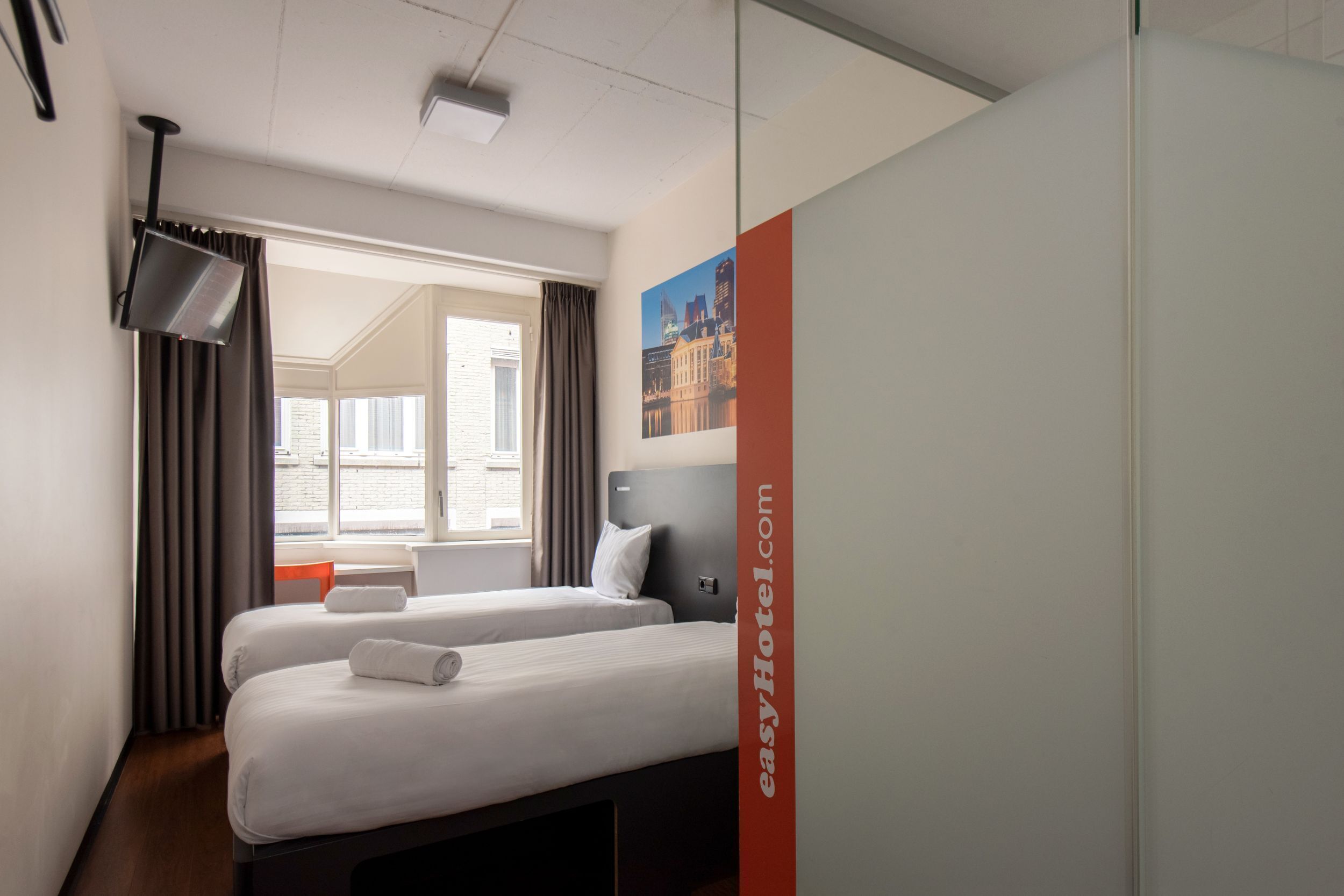 Habitación con 2 camas individuales | Camas con efecto memoria, cortinas blackout y insonorización 