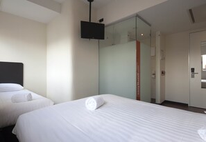 Habitación triple | Colchones viscoelásticos, cortinas opacas, sistema de insonorización
