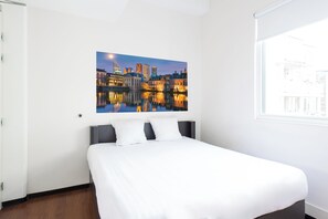 Verduisterende gordijnen, een strijkplank/strijkijzer, gratis wifi