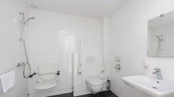Chambre Double Supérieure, accessible aux personnes à mobilité réduite | Salle de bain | Douche, articles de toilette gratuits, sÚche-cheveux