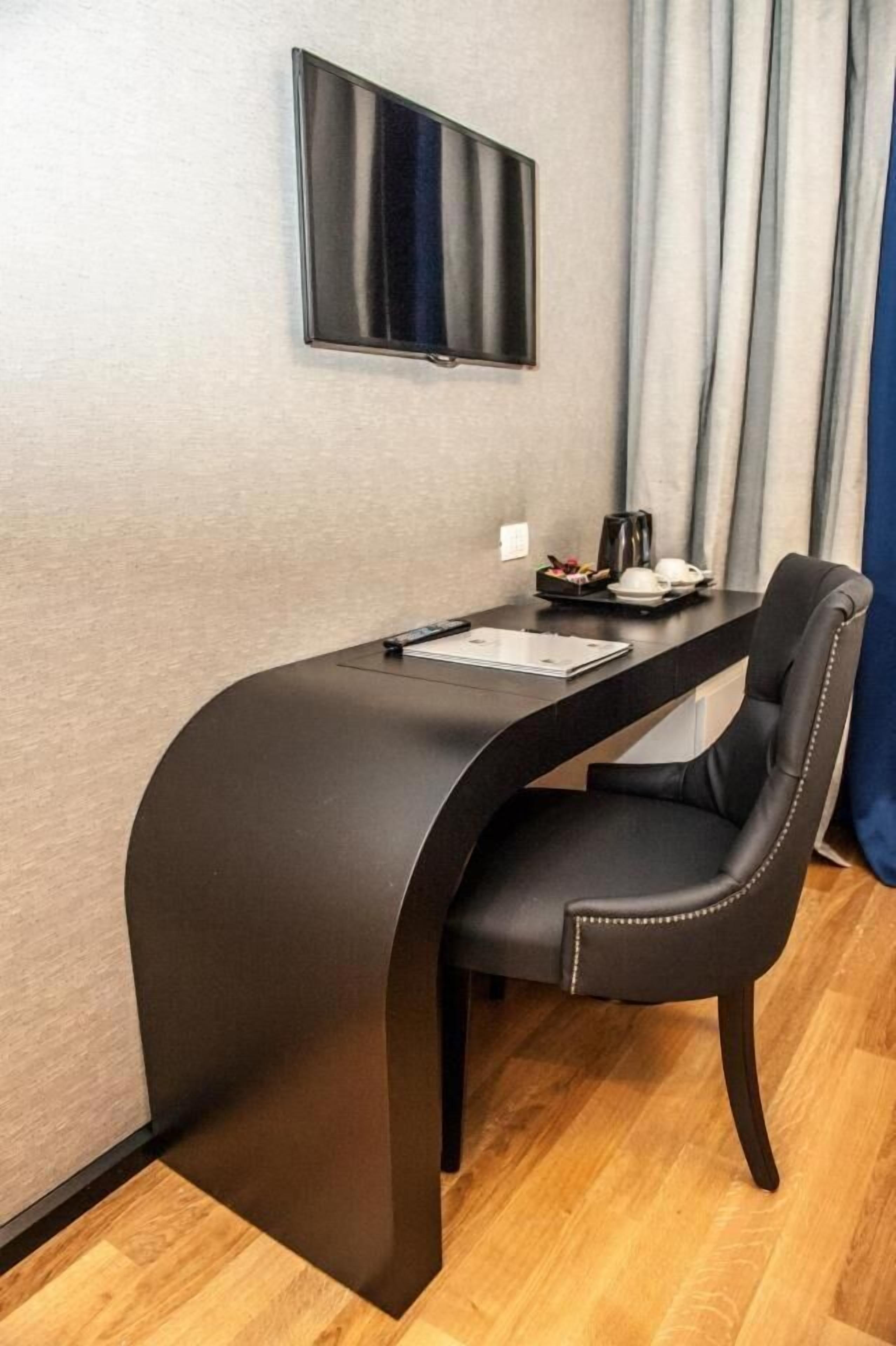 minibar, in-room safe, individually decorated, individually furnished