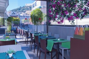 Petit déjeuner continental (12 EUR par personne)