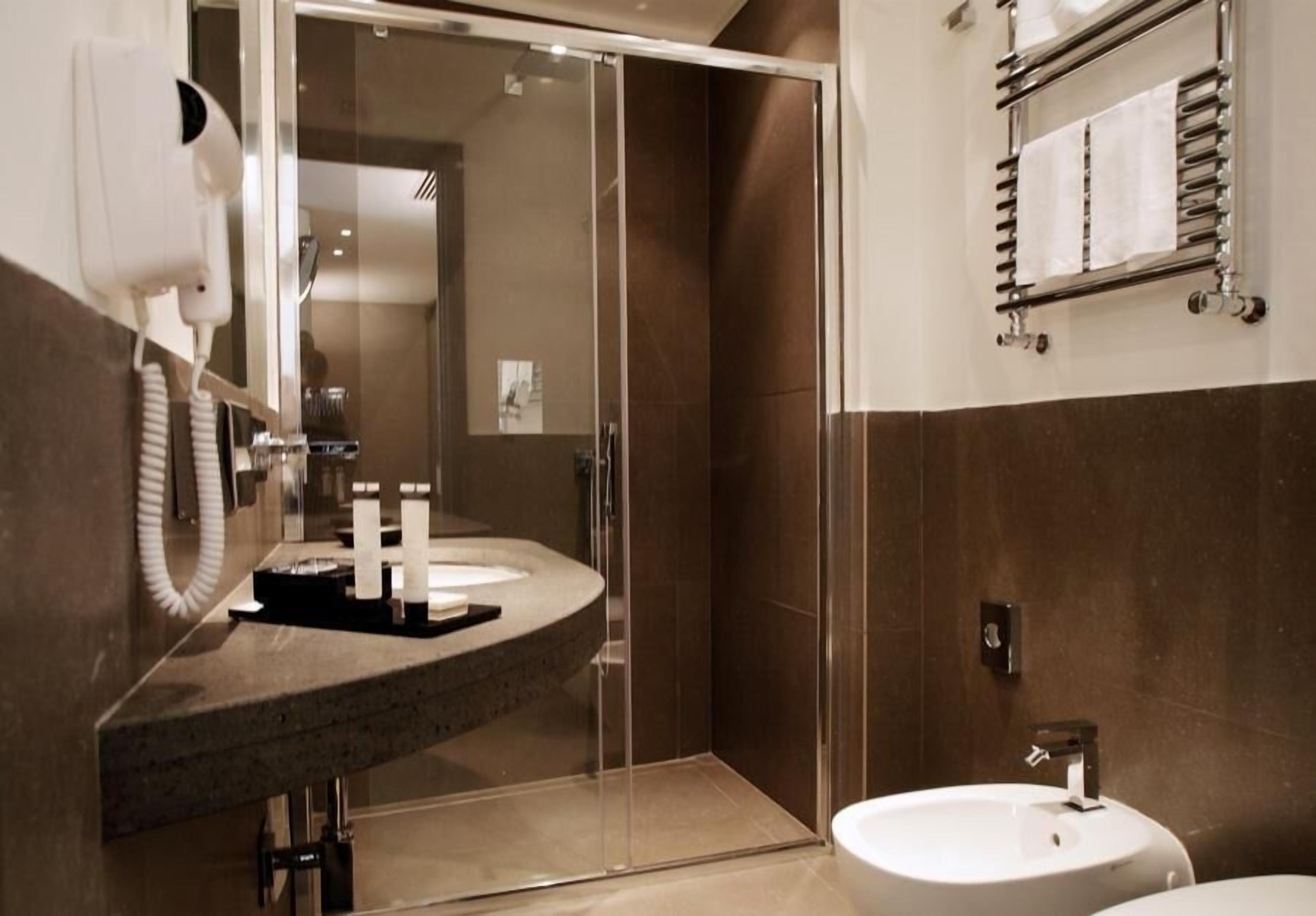 shower, rainfall showerhead, free toiletries, hair dryer