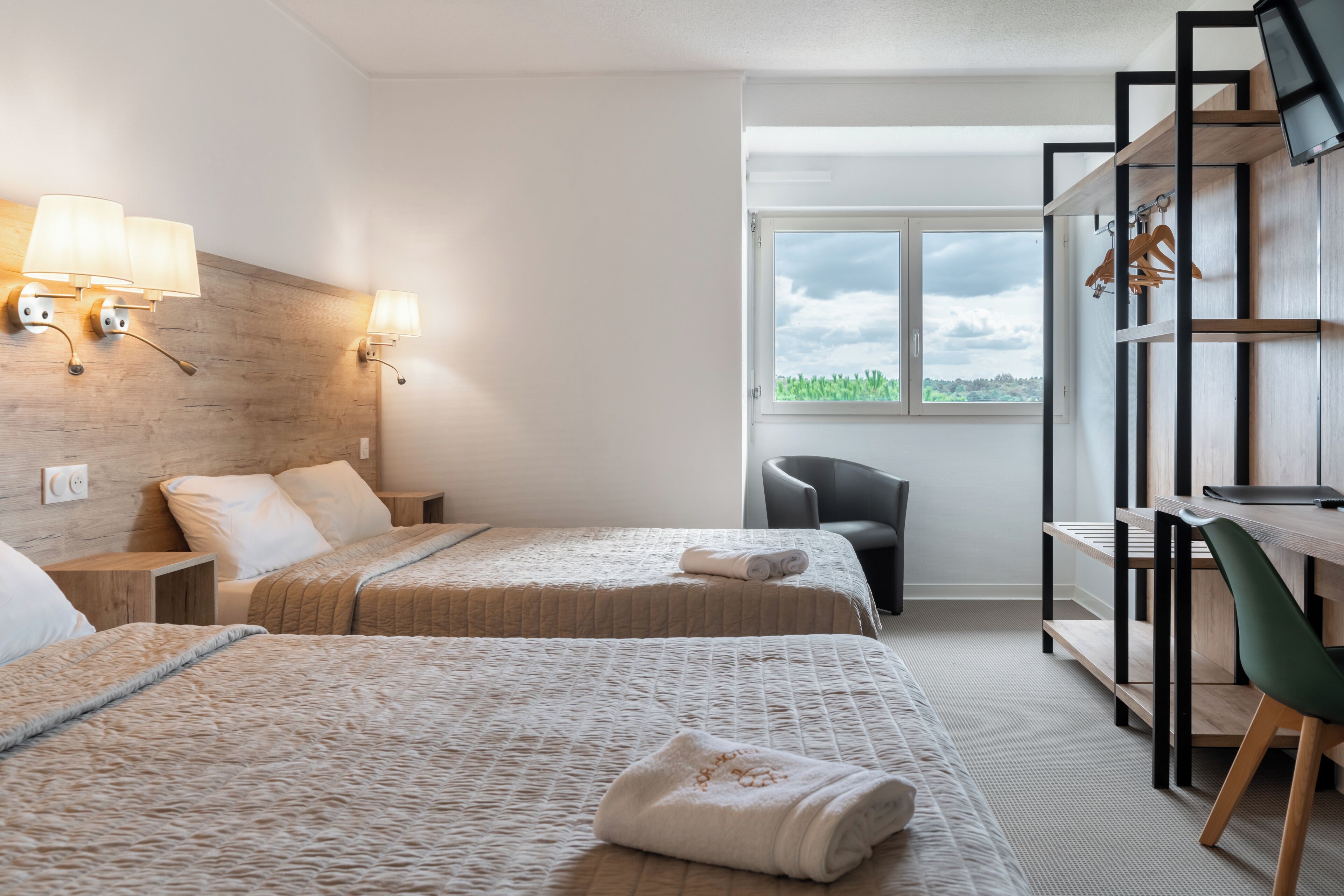 Habitación cuádruple | Escritorio, sistema de insonorización, tabla de planchar con plancha